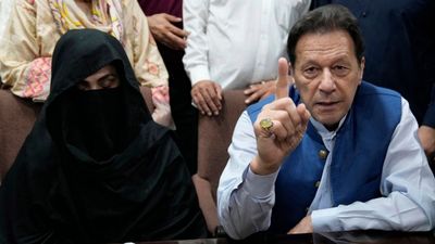 மனைவியை வைத்து என்னை மிரட்டுகிறார்கள்.. சிறையில் துடிக்கும் இம்ரான் கான்.. கண்பார்வையும் பாதிப்பு