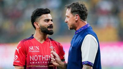 IPL 2026: வரலாறு படைத்த விராட் கோலி.. உலகிலேயே 19 ஐபிஎல் சீசன்களிலும் விளையாடிய முதல் வீரர் 