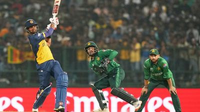 PAK vs SL: உலகக்கோப்பையில் இருந்து வெளியேறிய பாகிஸ்தான்.. இலங்கை தோற்றாலும் மிரட்டல் ஆட்டம்!