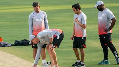 IND vs ENG: ஆடுகளம் என்ன இப்படி இருக்கு? மைதான ஊழியர்களுடன் கம்பீர் கோபம்