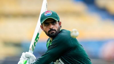 பாபர் அசாம் கிரிக்கெட் வாழ்க்கை முடிவு? பாகிஸ்தான் அணியிலிருந்து நீக்கம்.. 6 புதுமுகங்களுக்கு வாய்ப்பு