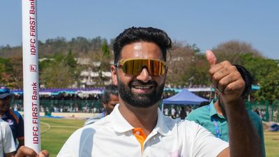 இந்திய அணியில் காஷ்மீர் பவுலருக்கு  இடம்.. யாரையும் கண்டுகொள்ளாமல் இருந்ததில்லை- பிசிசிஐ 