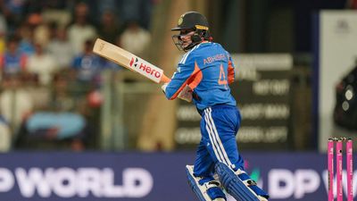 IND vs ENG: இந்திய அணி முதுகில் குத்திய அபிஷேக் சர்மா.. சாம்சனுக்கு லைஃப் கொடுத்த இங்கிலாந்து