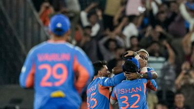 IND vs NZ Final: 6வது ஓவரிலேயே போட்டியை முடித்த இந்தியா.. கட்டம் கட்டி தூக்கிய கம்பீர், சூர்யகுமார்