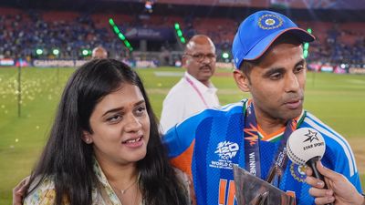 மனைவியுடன் நடத்திய ஒரு சிறிய உரையாடல் என் வாழ்க்கையே மாற்றியது.. சூர்யகுமார் நெகிழ்ச்சி