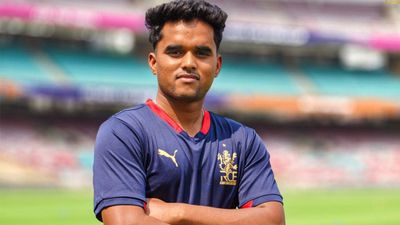 IPL 2026: லாரி டிரைவரின் மகன் ஆர்சிபி அணியில்..  தினேஷ் கார்த்திக்கை கவர்ந்த மங்கேஷ் யாதவ் யார்?