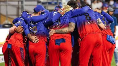 RCB vs SRH: கையில் கருப்புப்பட்டை அணிந்து வந்த ஆர்சிபி வீரர்கள்.. நெகிழ வைத்த சம்பவம்..என்ன நடந்தது?