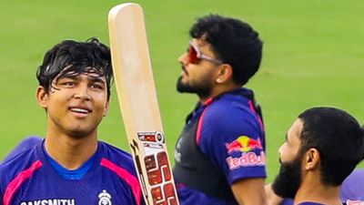 IPL 2026: பிசிசிஐ விசாரணை வளையத்திற்குள் ராஜஸ்தான் அணி மேலாளர்.. மொபைல் பயன்பாடு குறித்து உருக்கமான விளக்கம்