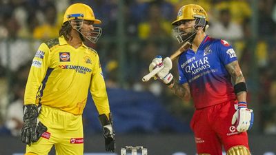 కోహ్లీ అదొక్కటి చేయకపోతే చాలు: ధోనీ! వీడియో