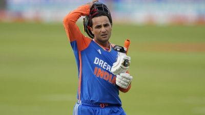 IND vs WI: ఆ ఫ్లాప్ స్టార్‌ను తప్పించండి.. నెటిజన్ల డిమాండ్!