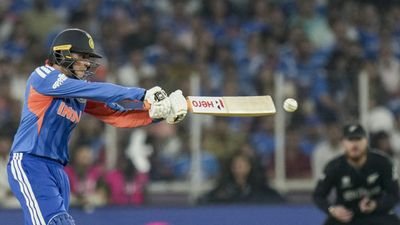 అభిషేక్ శర్మ ఒక 'రాస్కెల్'.. మాజీ క్రికెటర్ షాకింగ్ కామెంట్స్!