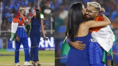 ట్రోఫీ కంటే గర్ల్‌ఫ్రెండ్ ముద్దుకే క్రేజ్! వీడియో 