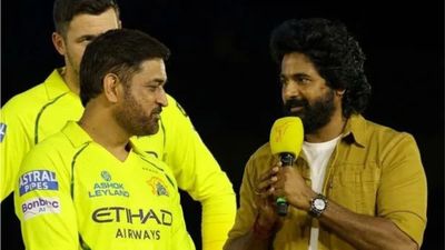 ధోనీ సార్.. 60 ఏళ్ల వరకు ఆడండి: శివకార్తికేయన్ వీడియో