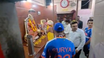 హనుమంతుడి పాదాల చెంత టీ20 ప్రపంచకప్! వీడియో