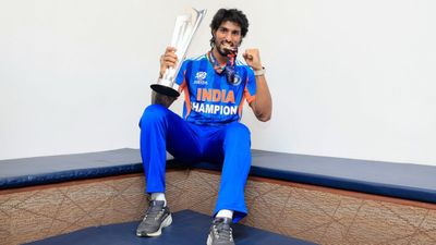 నాది అల్లు అర్జున్ హెయిర్ స్టైల్ కాదు: తిలక్ వర్మ వీడియో