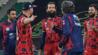 మొయిన్ అలీ vs డేవిడ్ వార్నర్.. డిష్యూం.. డిష్యూం! వీడియో 