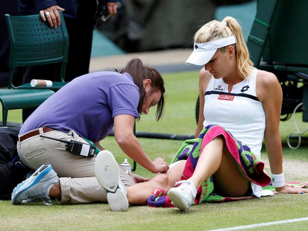 Agnieszka Radwanska receives treatment
