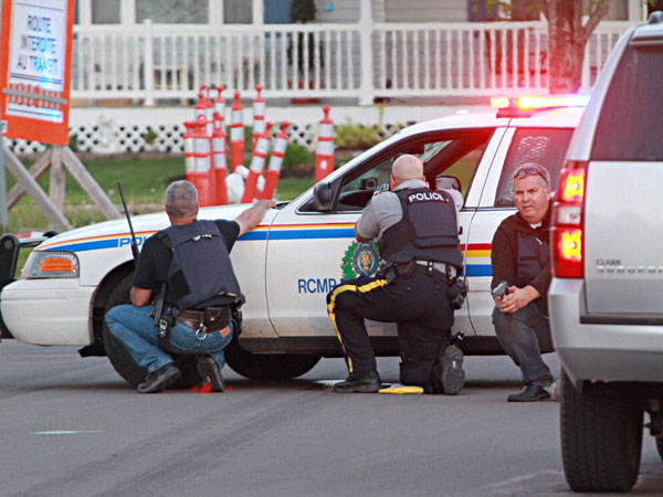 Police officers injured in shootout 