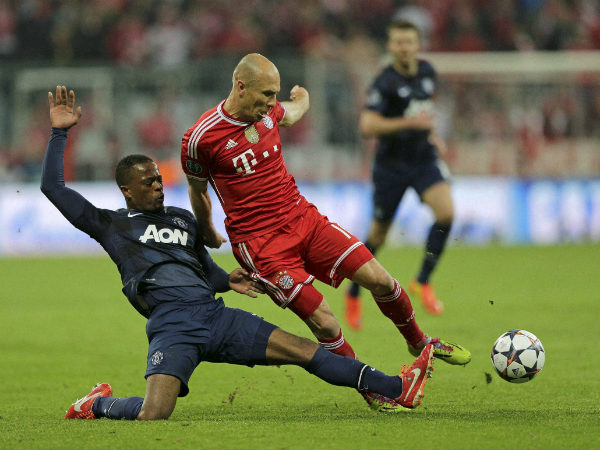 Arjen Robben (right, in red)