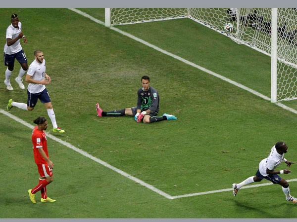France's Moussa Sissoko, right, celebrates scoring his side's fifth goal