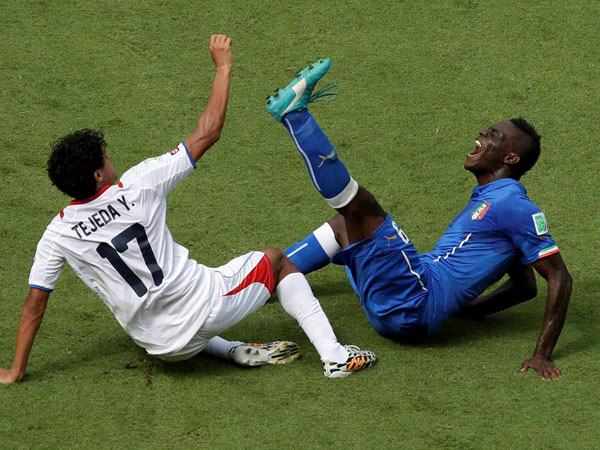 Italy's Mario Balotelli cries in pain after making contact with Costa Rica
