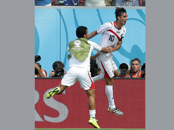 Costa Rica's Bryan Ruiz, right, celebrates