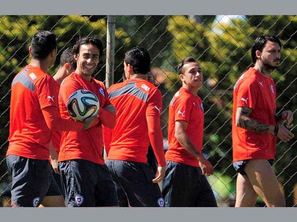 Chile trains for match against Brasil 