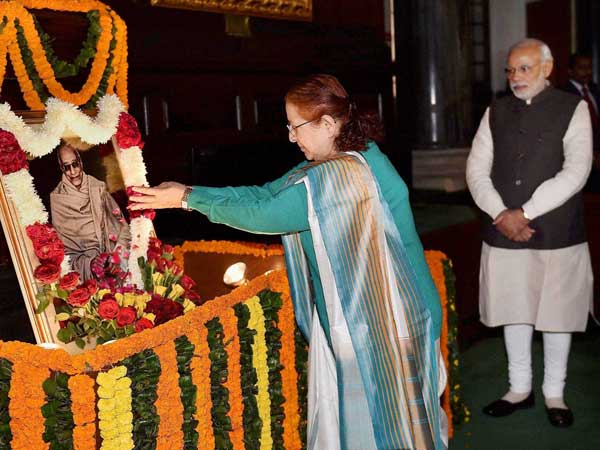 Sumitra Mahajan pays tribute at the portrait of C. Rajagopalachari 