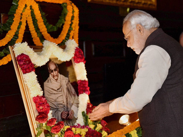Prime Minister Narendra Modi paying tribute