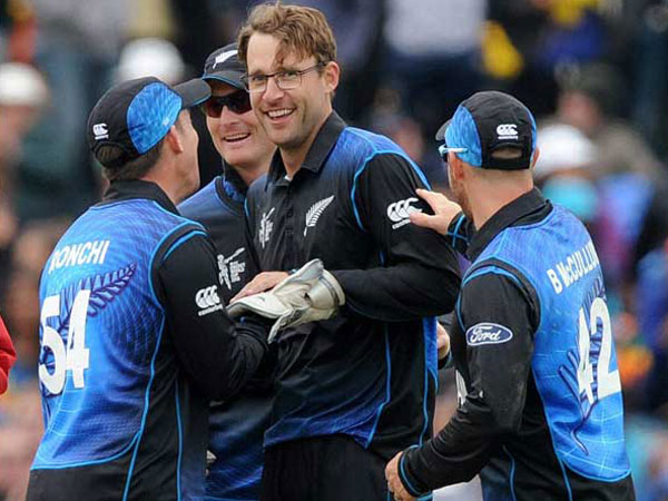 Vettori celebrates with his team-mates after dismissing Dilshan