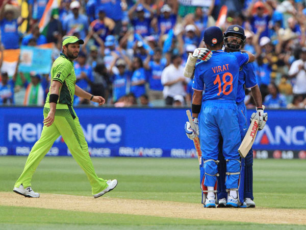 Kohli hugs Dhawan after the latter's half century