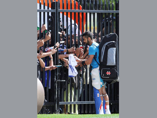Kohli spends time with fans in Sydney