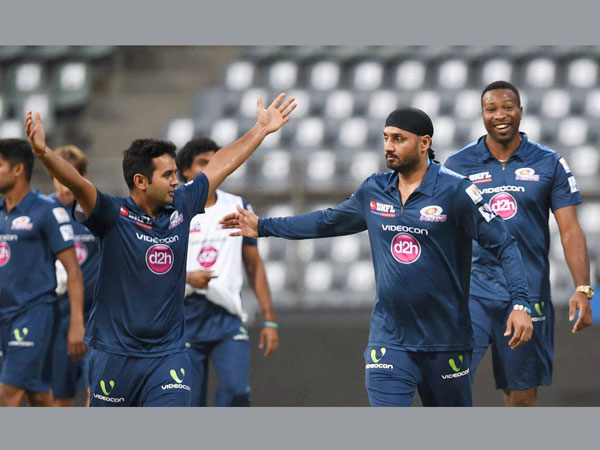 Mumbai Indians players Parthiv Patel, Harbhajan Singh