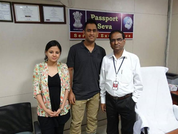 Dhoni and Sakshi at passport office in Ranchi