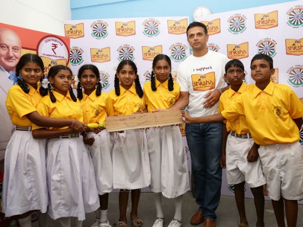 Dravid gifts a bat to the students