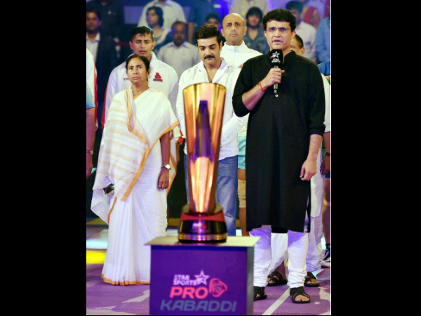 Sourav Ganguly sings the National Anthem in the presence of West Bengal Chief Minister Mamata Banerjee prior to the start of match 