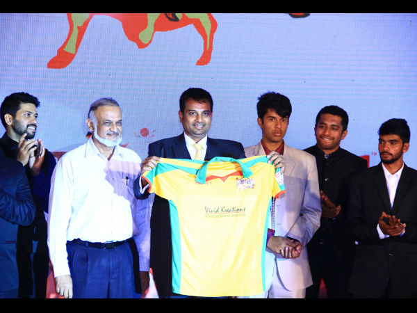 Kiran Kattimani, CIO, Bijapur Bulls unveils the team's jersey along with Brijesh Patel (second left), Secretary of Karnataka State Cricket Association, and the players Kiran Kattimani, CIO, Bijapur Bulls unveils the team's jersey along with Brijesh Patel (second left), Secretary of Karnataka State Cricket Association, and the players