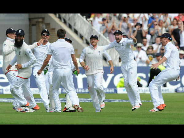 England players celebrate after their victory in 4th Test