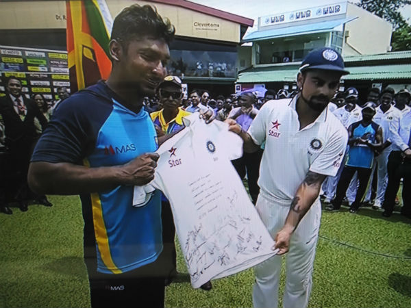 Kohli presents his jersey to Sangakkara (left)