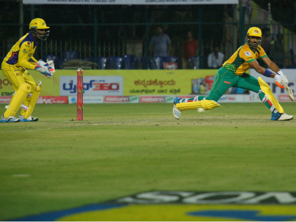 Robin Uthappa reverse-sweeps