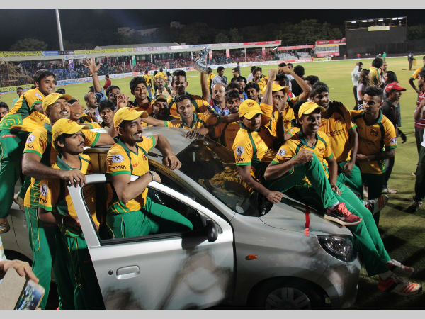 Robin Uthappa who received Maruti Alto car as Man-of-the-series award, celebrates with his team-mates