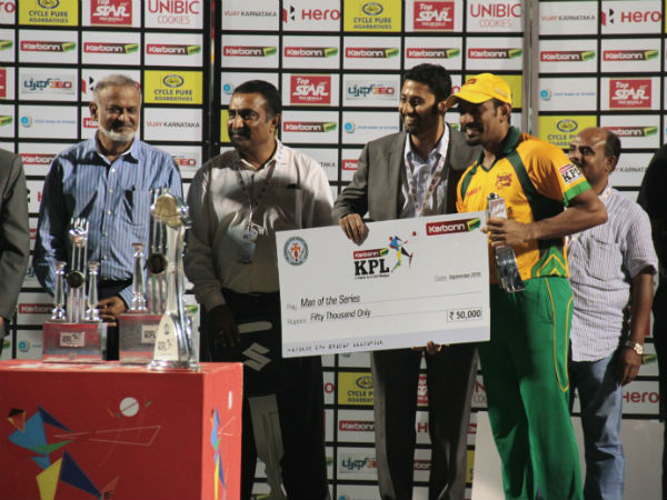 Robin receives his Man-of-the-series cheque