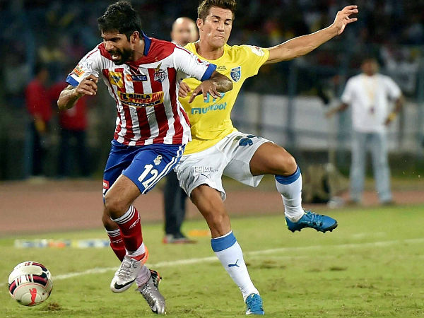 Atletico de Kolkata and Kerala Blasters FC (yellow) players in action during their ISL match