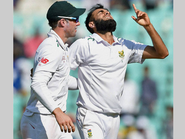 Tahir (right) celebrates with De Villiers after dismissing Kohli