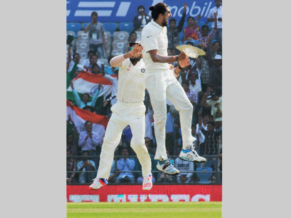 Ishant (right) and Kohli celebrate the dismissal of De Villiers Ishant (right) and Kohli celebrate the dismissal of De Villiers