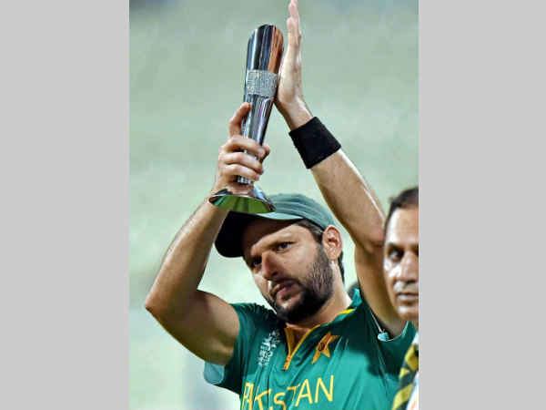 Afridi with his Man-of-the-match award against Bangladesh in World T20