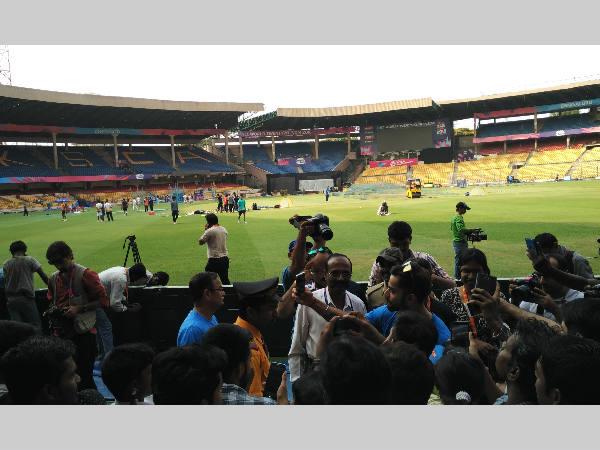 Kohli clicks selfies with fans in Bengaluru