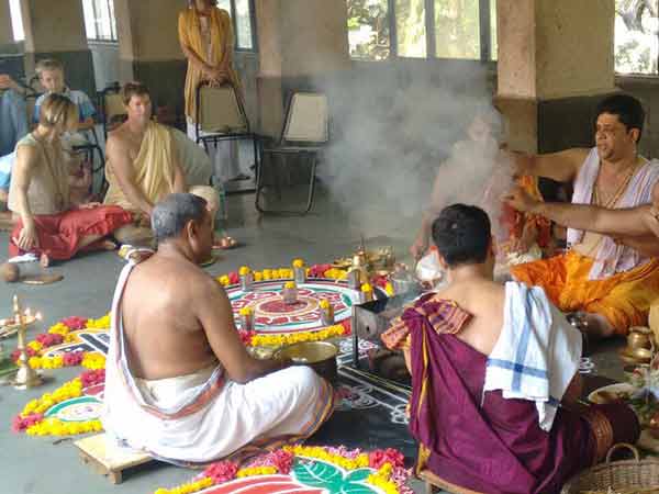 In pics: Jonty Rhodes in 'pujari' avatar