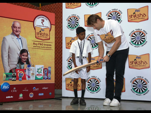 Shiksha Superhero Shane Watson along with the P&G Shiksha students teaching them cricket tricks