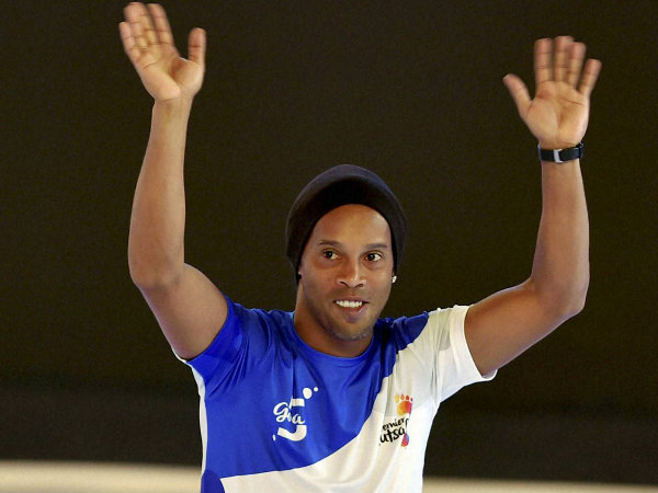 Ronaldinho greets the fans in India